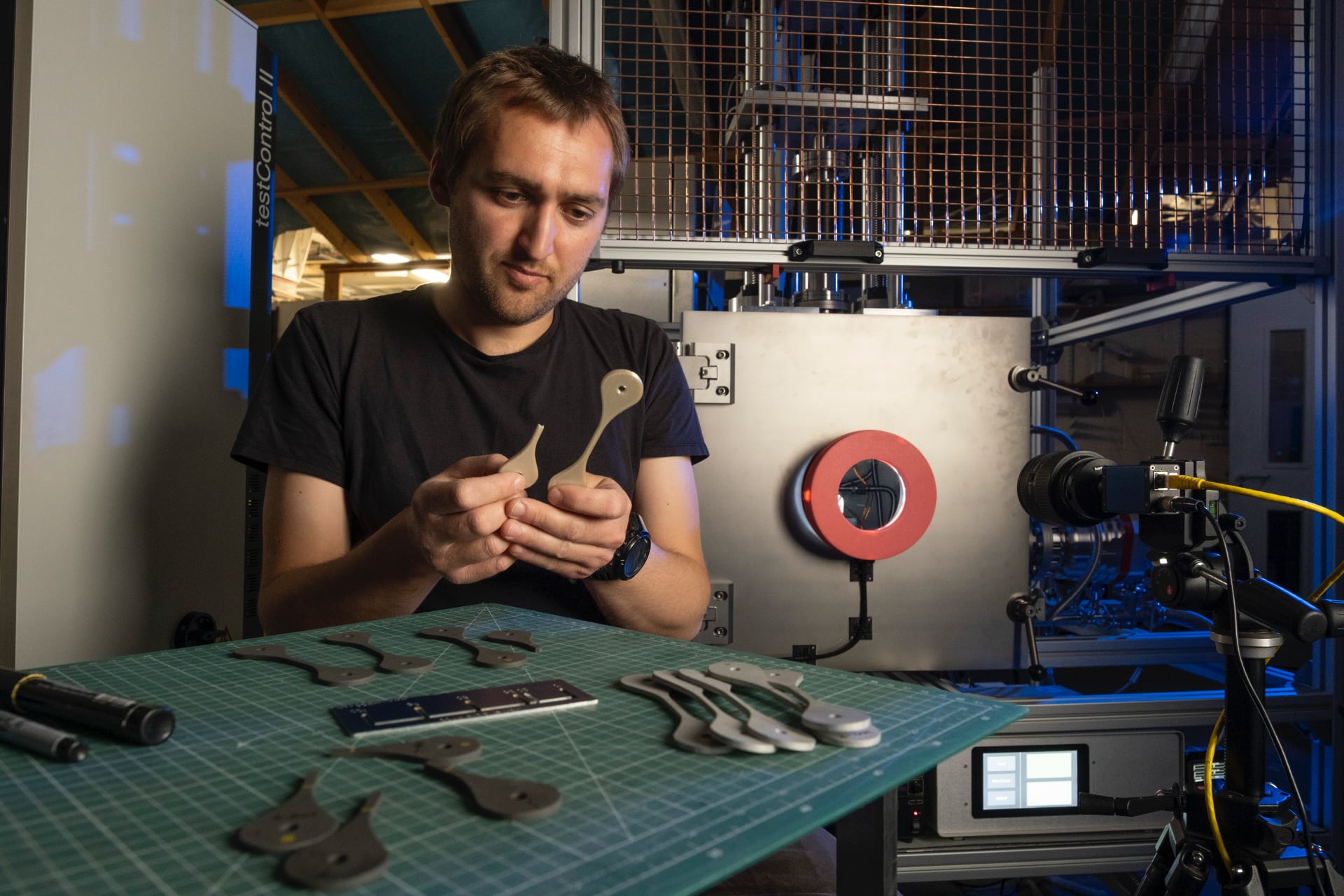 Charlie Patterson esamina i campioni di materiale stampato in 3D testati su NextSpace TestRig