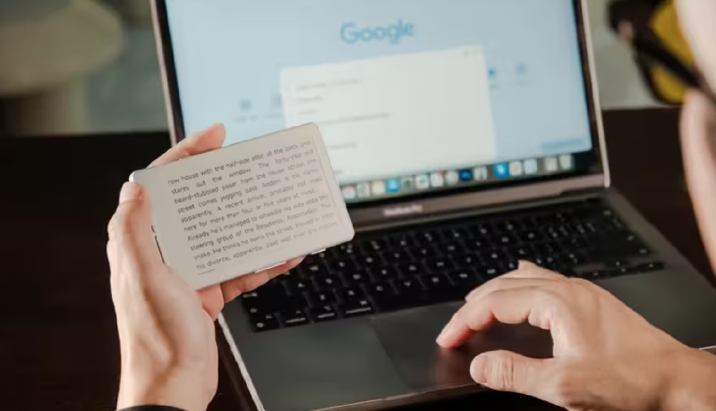 E-book Xteink X4 ultra-compatto su uno smartphone