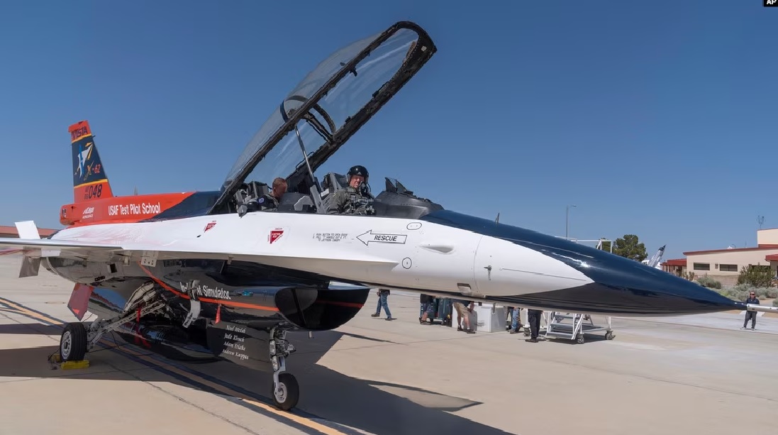 L'intelligenza artificiale alla guida di un jet da combattimento: l'aeronautica statunitense ha riferito di aver testato con successo il velivolo senza pilota X-62A VISTA, basato su un F-16. L'intelligenza artificiale alla guida di un jet da combattimento: l'aeronautica statunitense ha riferito di aver testato con successo il velivolo senza pilota X-62A VISTA, basato su un F-16.