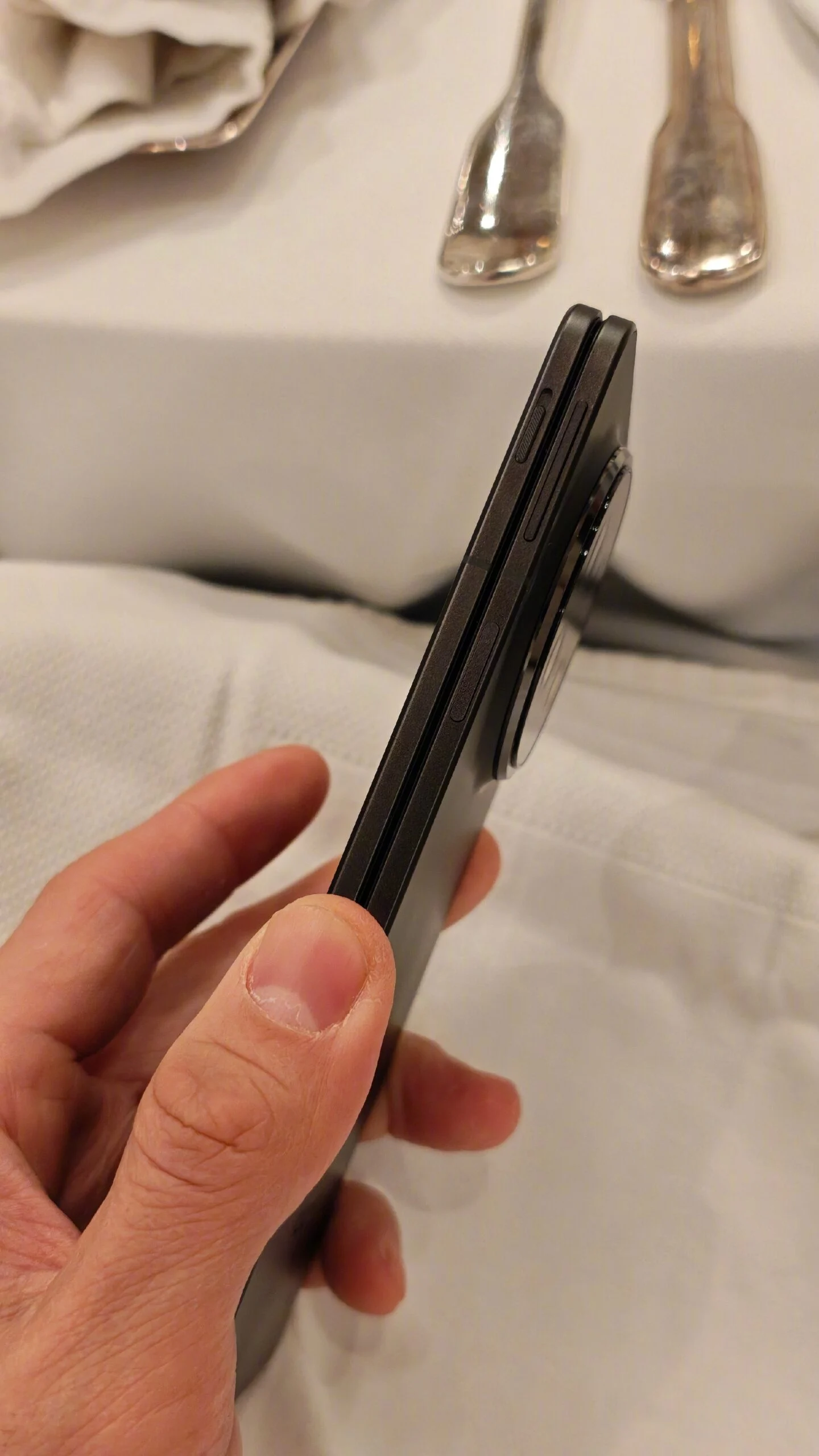 Oppo Find N5: immagine del pannello frontale Oppo Find N5: immagine del pannello frontale