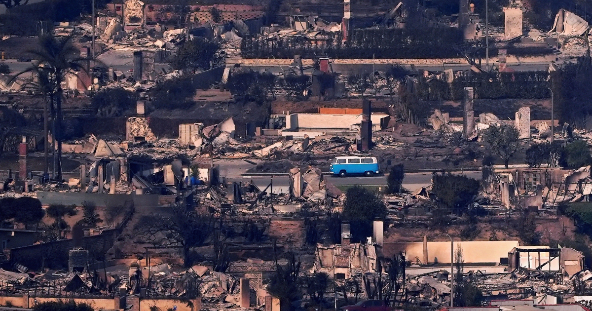 Volkswagen T2 tra le case bruciate