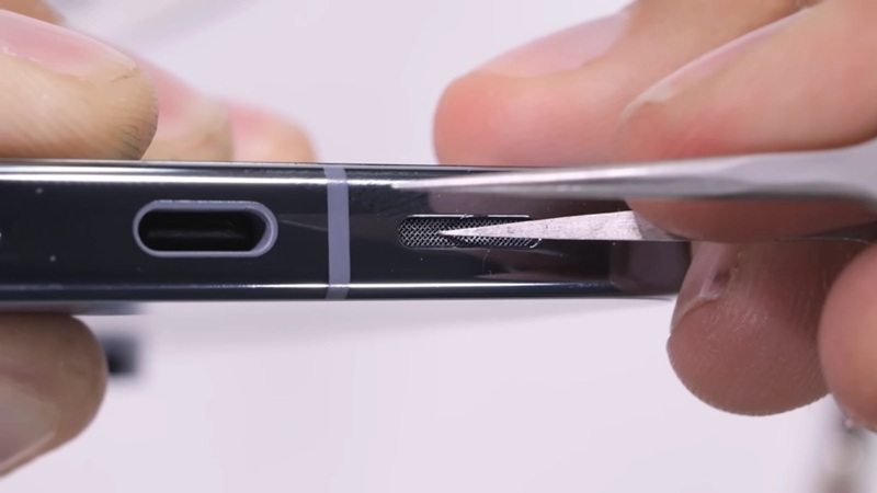 JerryRigEverything testa il Google Pixel 10 Pro XL