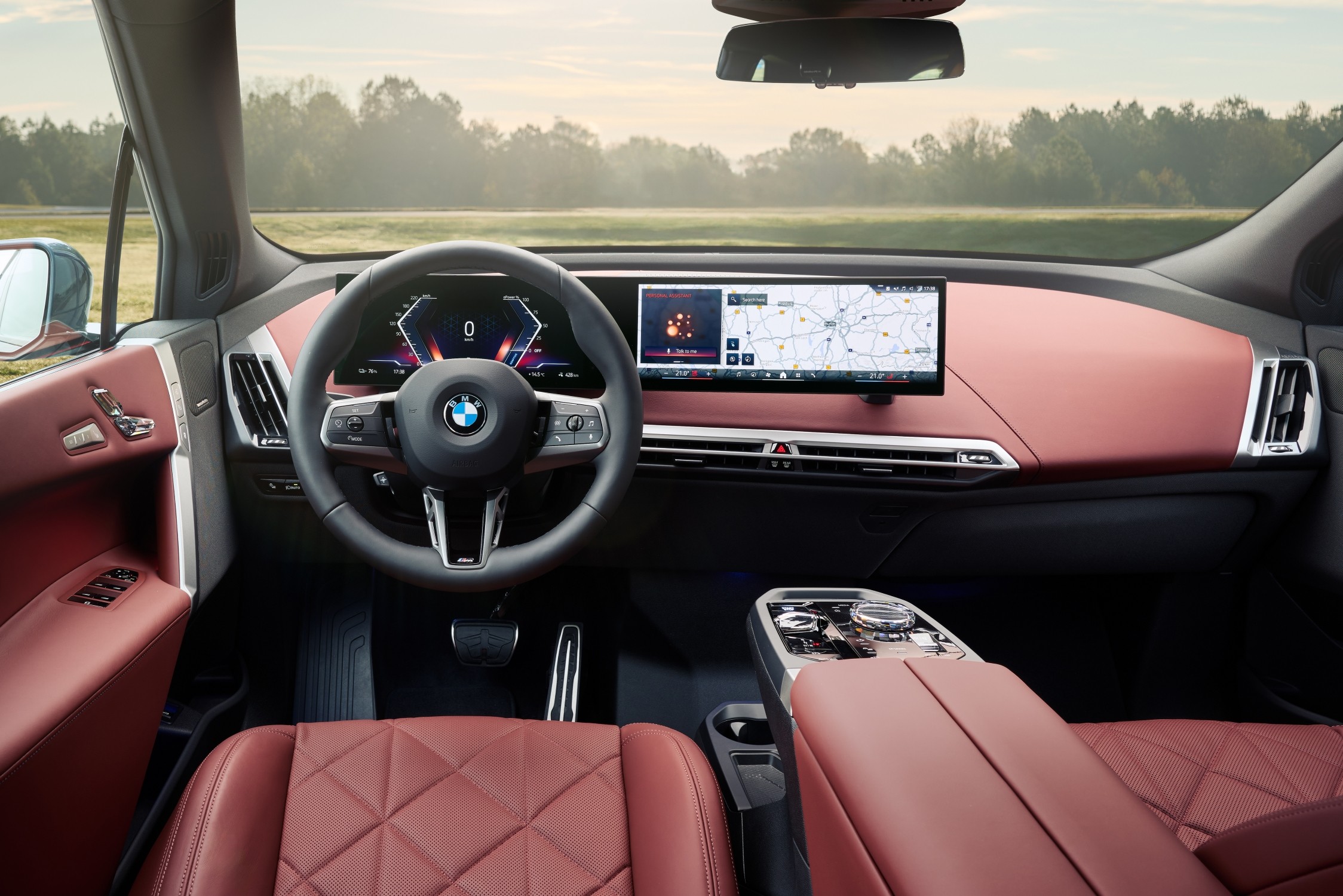 Interni della BMW iX con sistema a doppio display