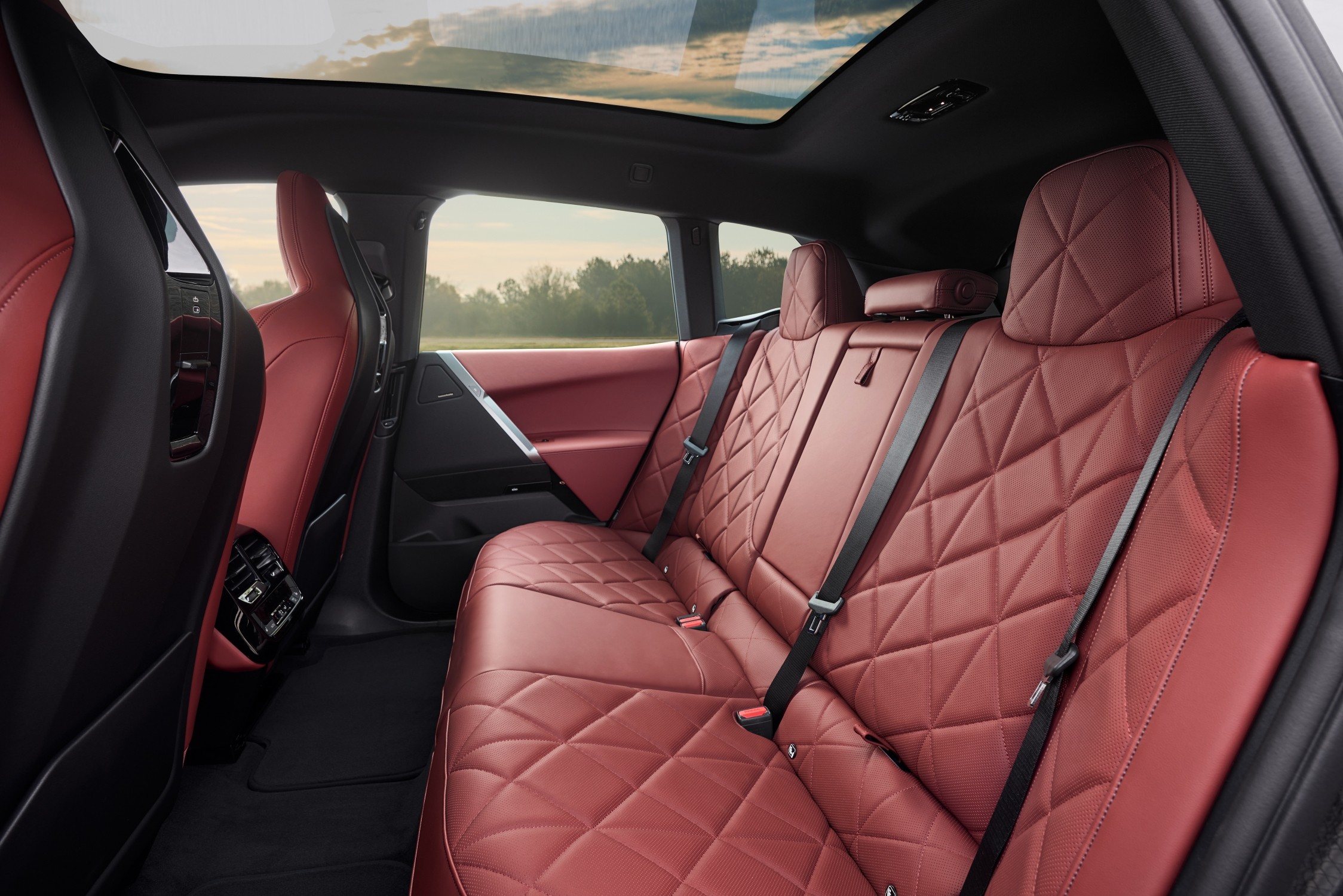 Interni della BMW iX dal design moderno