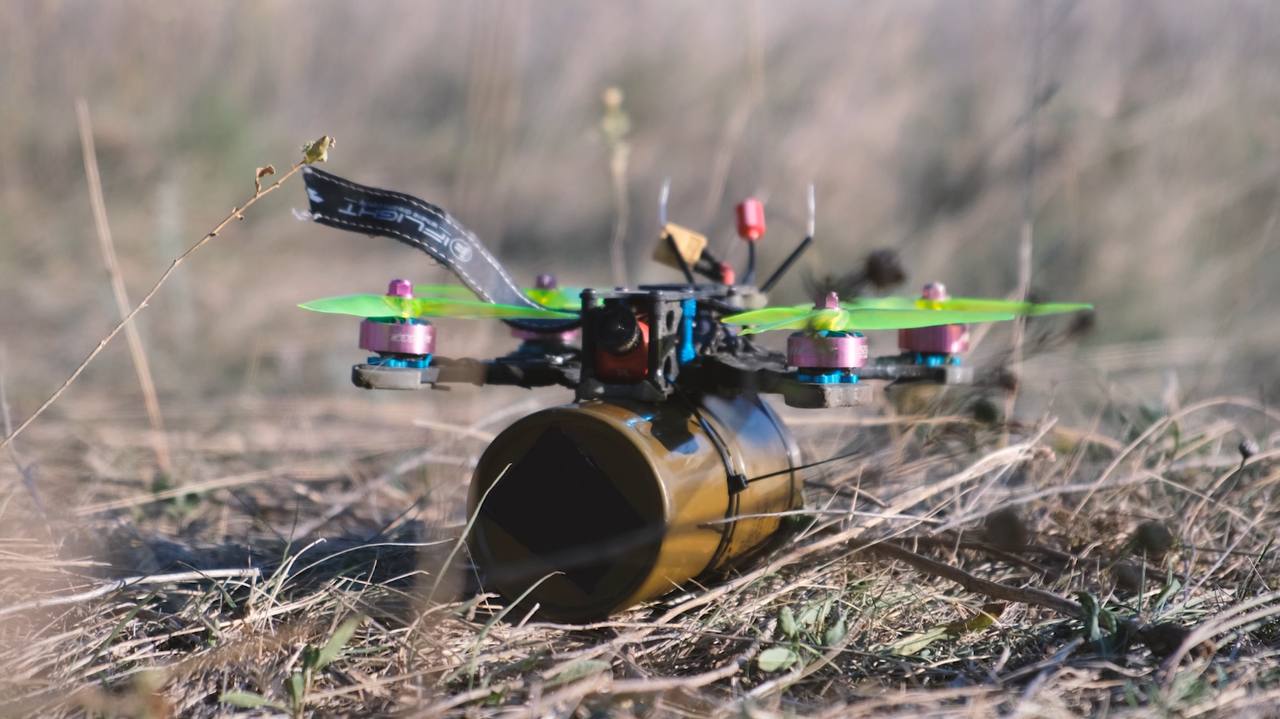 Un drone FPV ha colpito un carro armato russo in movimento volando contro il portellone