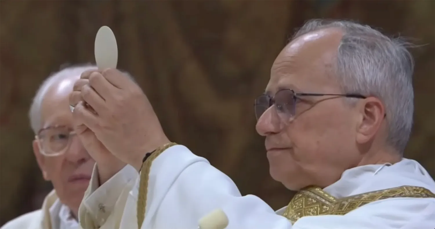 Foto del Papa Romano Leone XIV con un Apple Watch Foto del Papa Romano Leone XIV con un Apple Watch