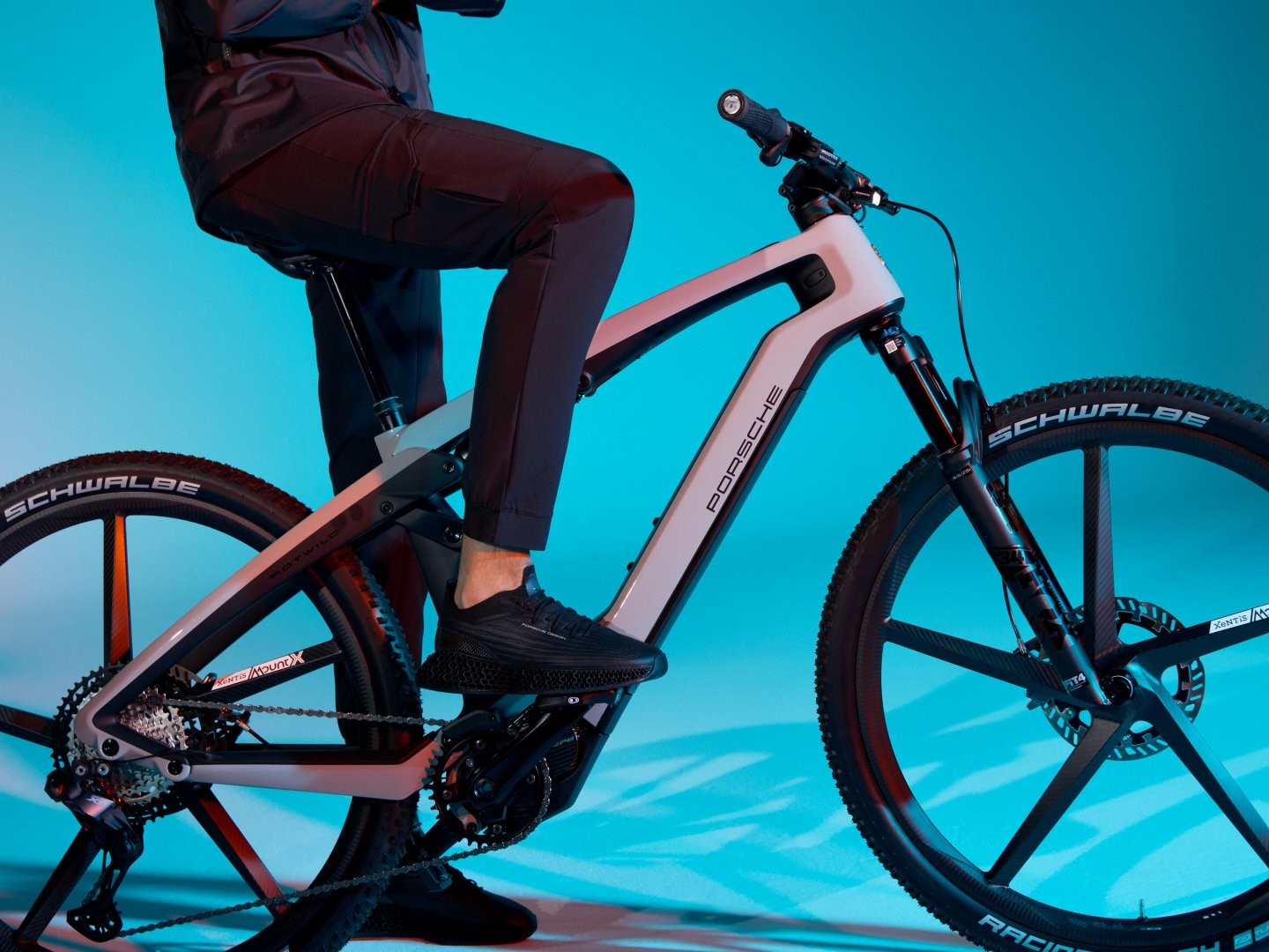 La bici elettrica Porsche eBike Sport in azione