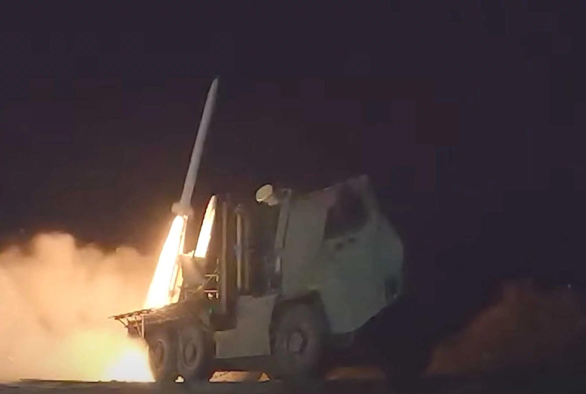 Il sistema di difesa aerea Raven lancia il missile ASRAAM per intercettare le minacce aeree durante le operazioni in prima linea