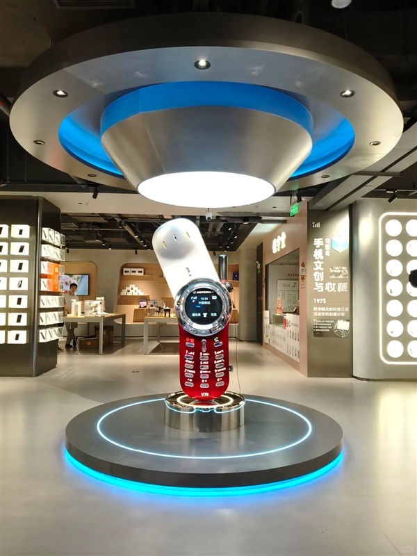 Telefono cellulare di dimensioni uniche Motorola V70