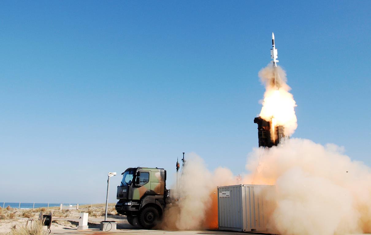 Lancio di un missile Aster 30 da un veicolo da combattimento SAMP/T. Illustrazione: MBDA