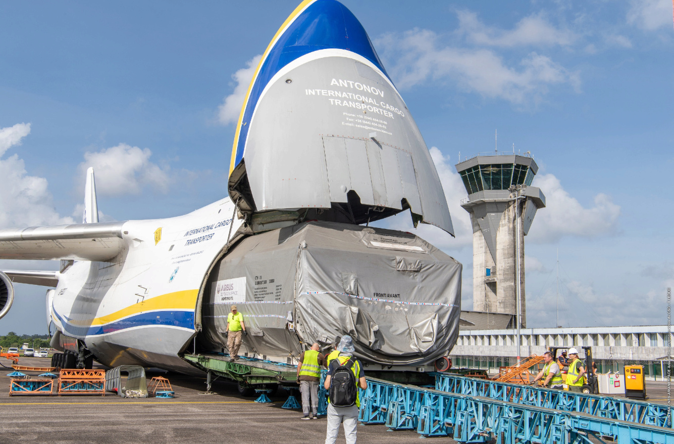 Aereo da trasporto ucraino An-124 e satellite CSO-3