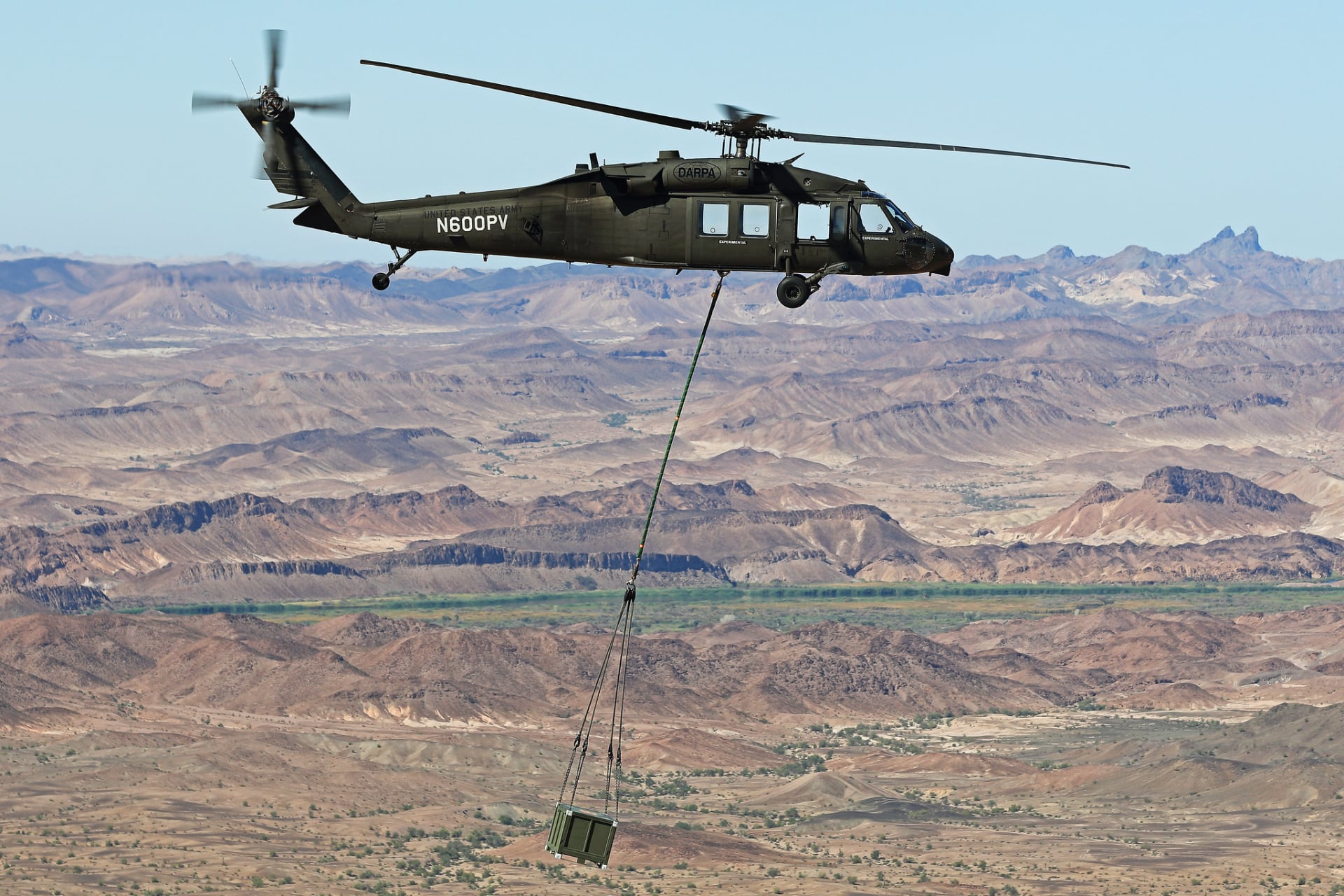 Un elicottero senza pilota Sikorsky UH-60M Black Hawk trasporta un carico durante l'esercitazione Convergence 2022. Illustrazione: Lockheed Martin