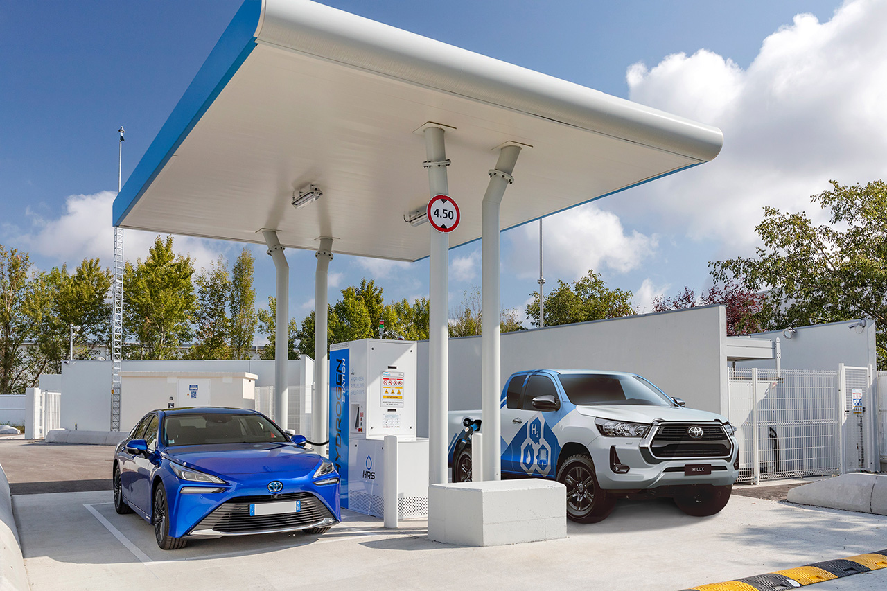 Stazione di rifornimento di idrogeno Toyota Mirai e Toyota Hilux presso una stazione di rifornimento di idrogeno