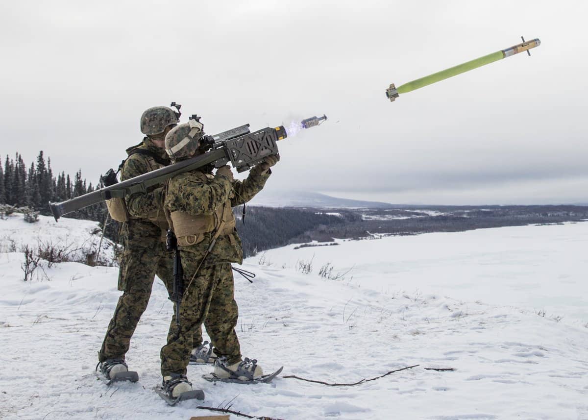 I Marines statunitensi sparano da un sistema di difesa aerea portatile Stinger