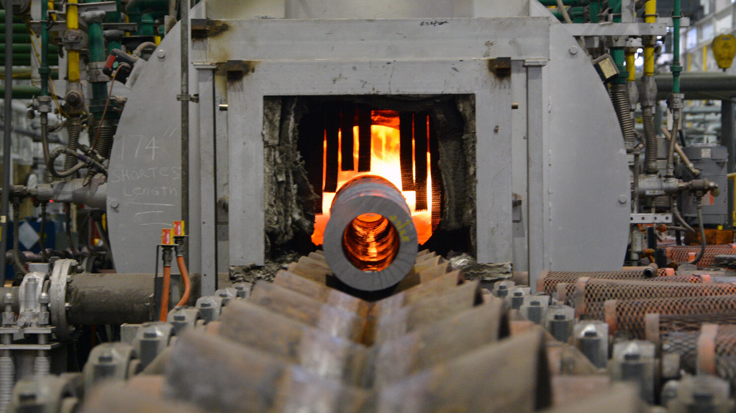 La canna da 155 mm entra nel forno per essere lavorata La canna da 155 mm entra nel forno per la lavorazione