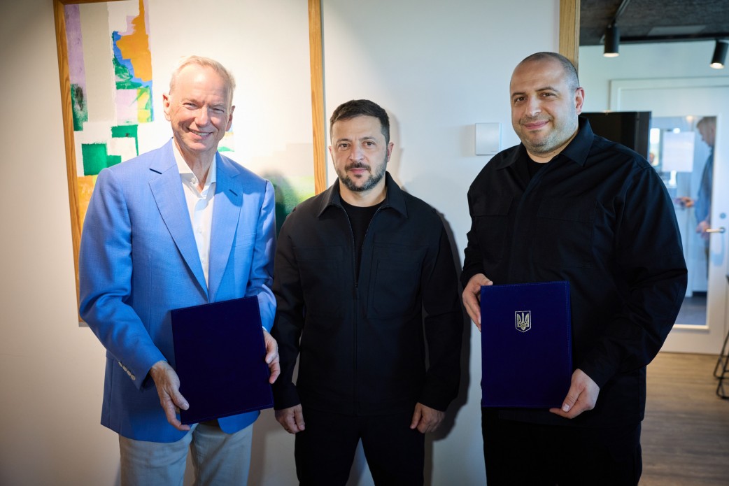 Presidente dell'Ucraina Volodymyr Zelenskyy, Ministro della Difesa dell'Ucraina Rustem Umerov e CEO di Swift Beat, LLC Eric Schmidt