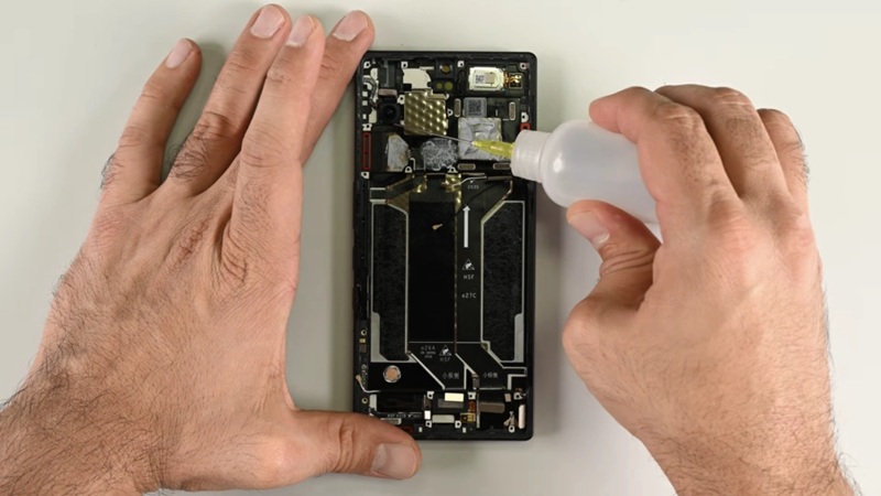 Foto dello smontaggio dei componenti di Red Magic 11 Pro