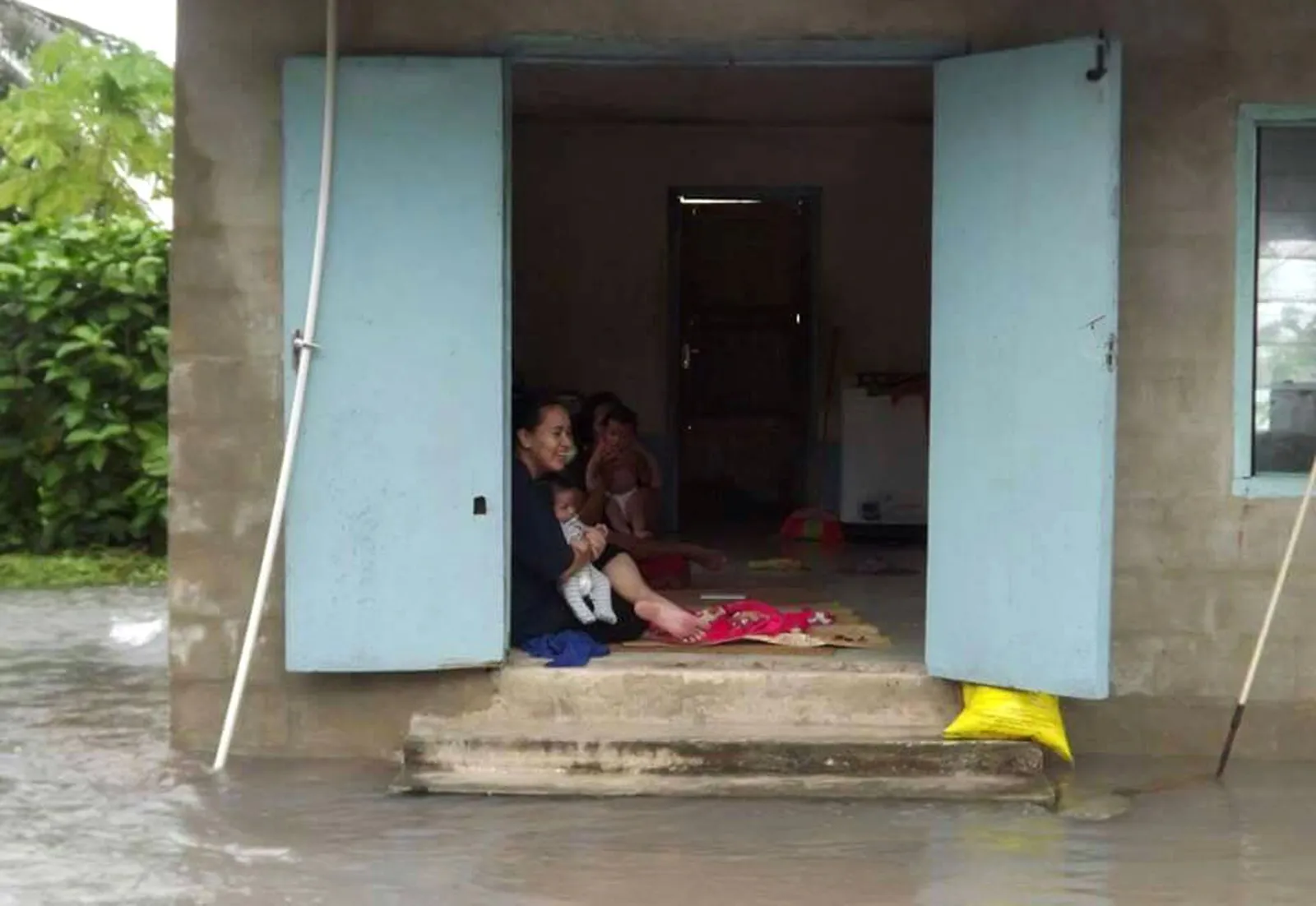 Residenti locali durante l'alluvione