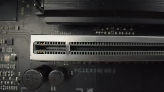ASUS dimostra un nuovo standard per il trasferimento di potenza PCIe: 250W senza cavi o connettori aggiuntivi-2 Questo è l'aspetto della nuova porta PCI Express. Illustrazione: frame dal video