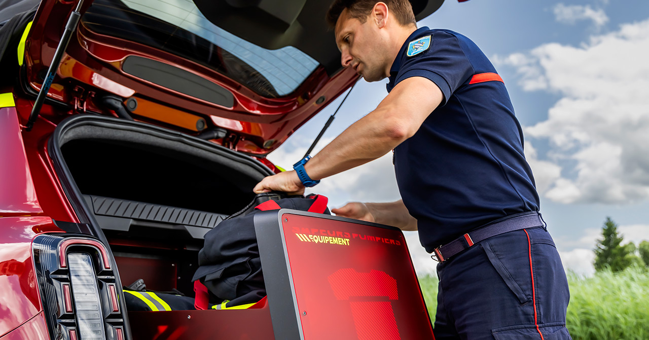 Electric vehicle roof with equipment Electric vehicle roof with equipment