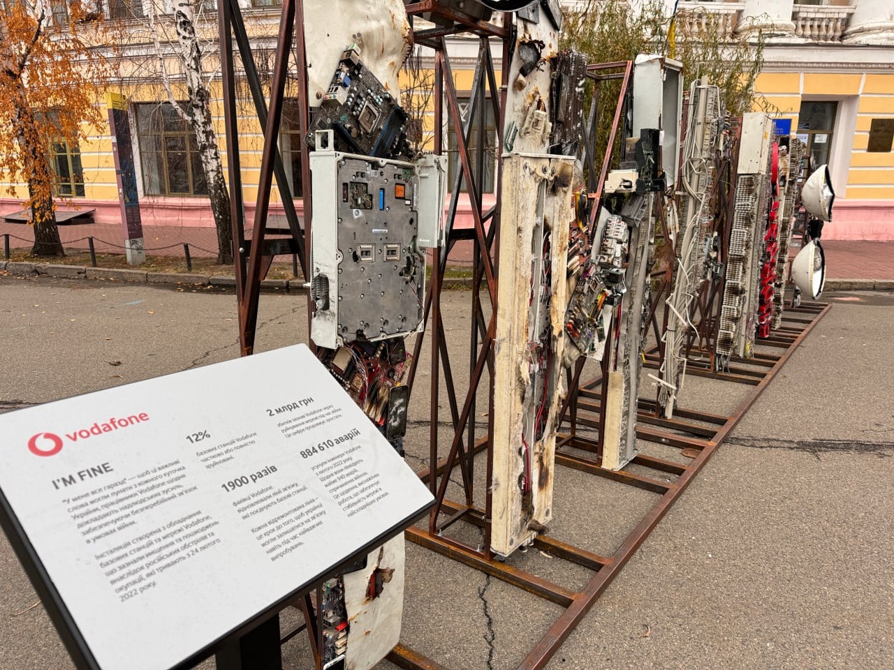 Installazione "Sto bene" realizzata con apparecchiature di telecomunicazione in piazza Kontraktova a Kiev