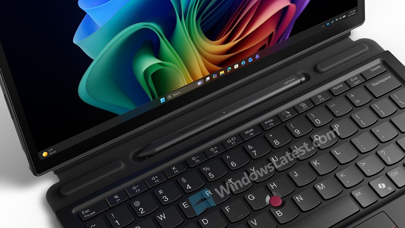ThinkPad X13 Detachable con Eclipse Black e stilo nella tastiera