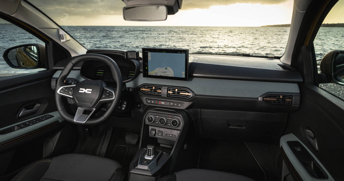 Dacia 2026 interno con schermo aggiornato