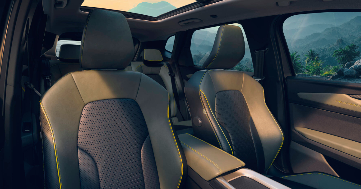 Elementi decorativi nell'interno del Duster dietro vetro