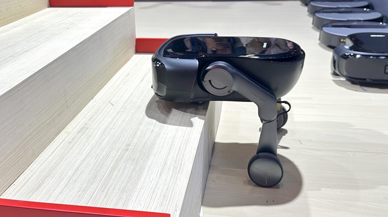 Immagine del robot aspirapolvere Saros Rover al CES 2026