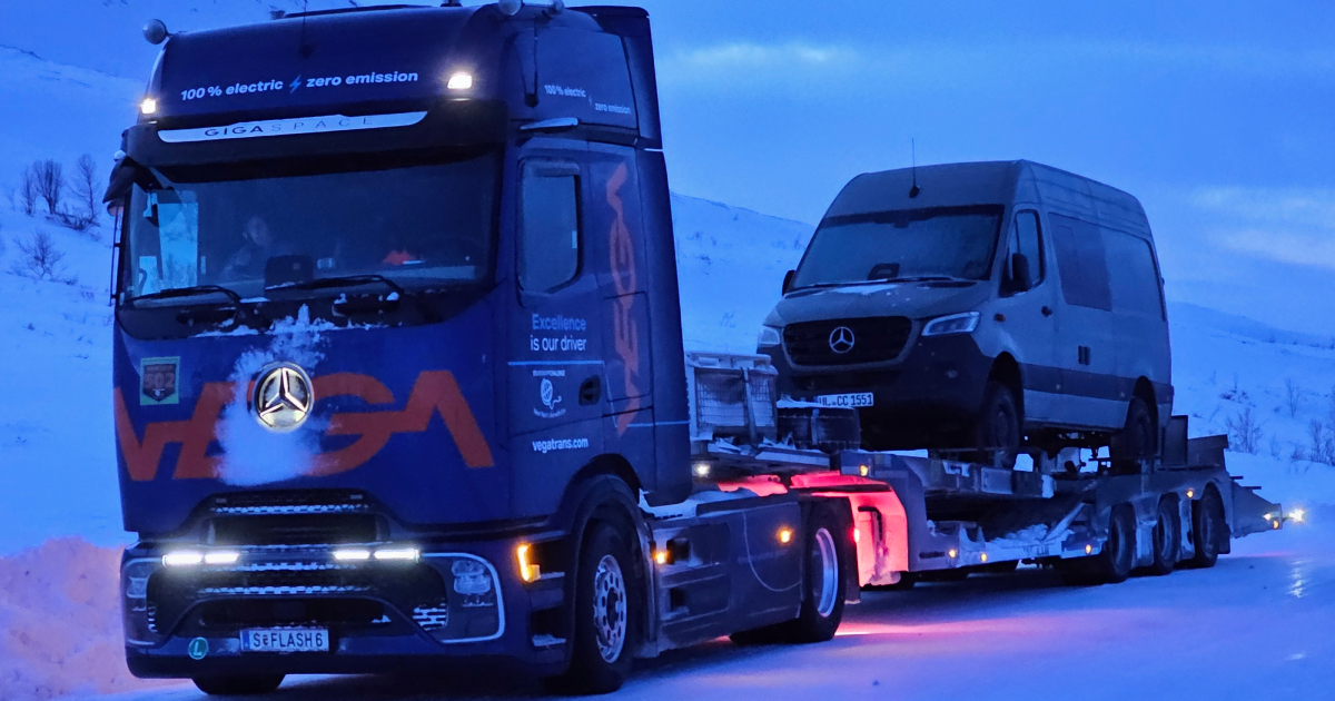 Mercedes-Benz eActros 600 con un semirimorchio sulla strada