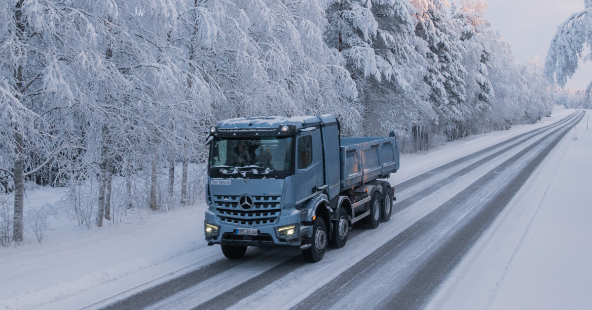 Camion elettrico eArocs 400 sulla neve