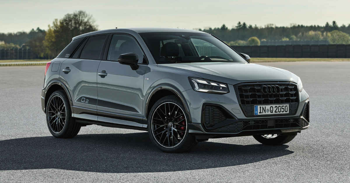 Audi Q2 in colore argento sulla strada