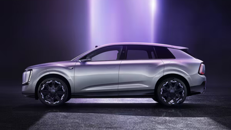 Vista posteriore dell'Audi E7X durante i test a freddo