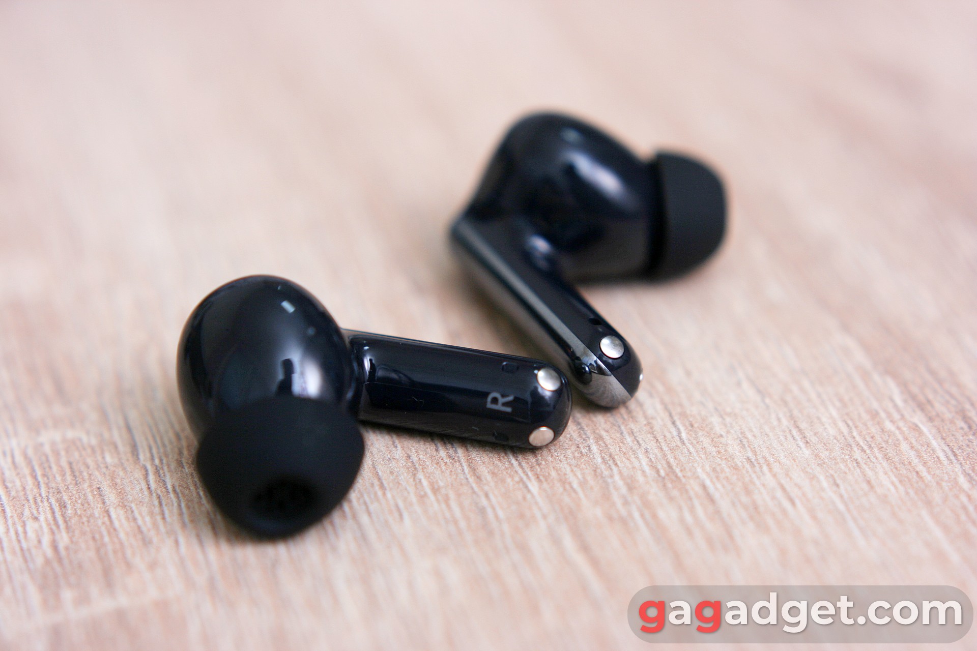 Contatti di ricarica sulle cuffie Haylou FlowBuds N55