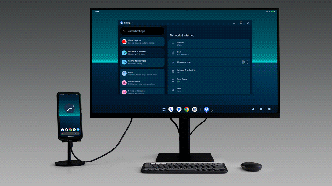NexPhone collegato a un monitor che mostra la modalità desktop